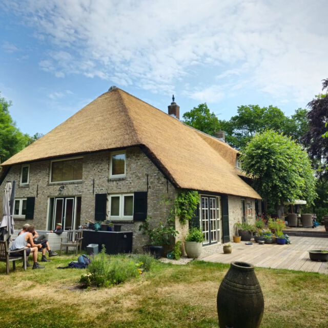 #book yourself a #room @filionsplace by @roxannefilion and go check out our latest #work. We #restored the #roof to its former #glory.
 #youcancheckoutanytimeyoulikebutyoucanneverleave because the roof looks so awesome 😎

#rietendak #rietdekker #riet #rietdekkersbedrijf #rietdekken #restauratie #onderhoud #roof #roofer #roofing #bouw #bouwen #dakonderhoud #dak #bedandbreakfast #roosendaal #brabant #holland
