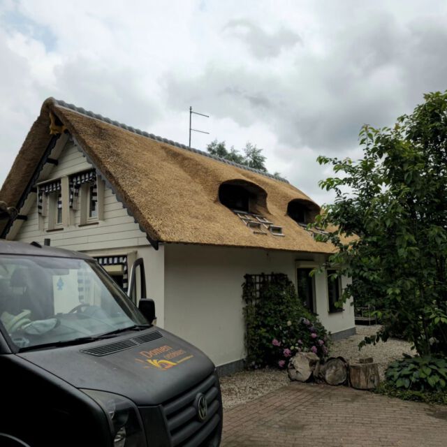 #finished this #project in #standdaarbuiten . We #improved this #house by applying an extra layer of #insulation underneath the #thatch .

#roof #rietendak #rietdekker #riet #building #dak #vervangen #schroefdak #roofing #thatchedroof #rietdekken #rietdekkersbedrijf #bouw #bouwbedrijf #bouwen #builder #construction