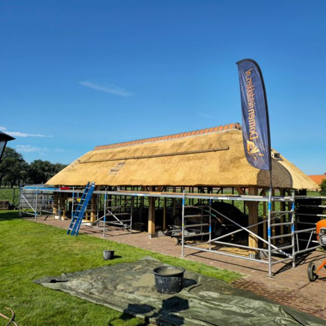#hoogstepunt / #hoogtepunt bereikt dus #vlag uit 🥳🤣. Met dank aan @printshopz.nl voor het mooie vlaggenwerk. 

#riet #rietdekker #rietendak #roof #dak #schuur #eikenhout #bijgebouw #carport #thatch #thatchedroof #artisanal #ambacht #ambachtelijk #dakdekker #flag #beachflag #promo #promotion #printshopz #print #thatcher #baarlenassau #baarlehertog