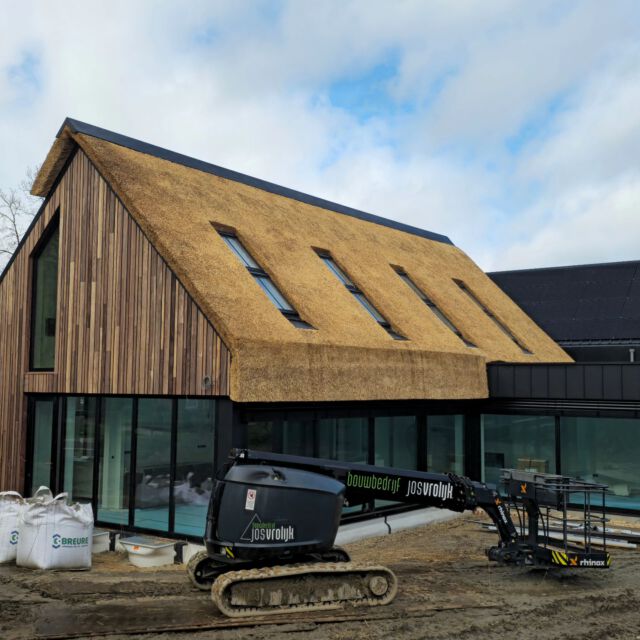 #finished this nice #project for #josvrolijk . Very #modern #style #villa .

#rietendak #rietdekker #rietdekkers #rietdekkersbedrijf #dak #aluminium #nok #thatchedroof #thatch #builder #building #dakdekker #thatcher